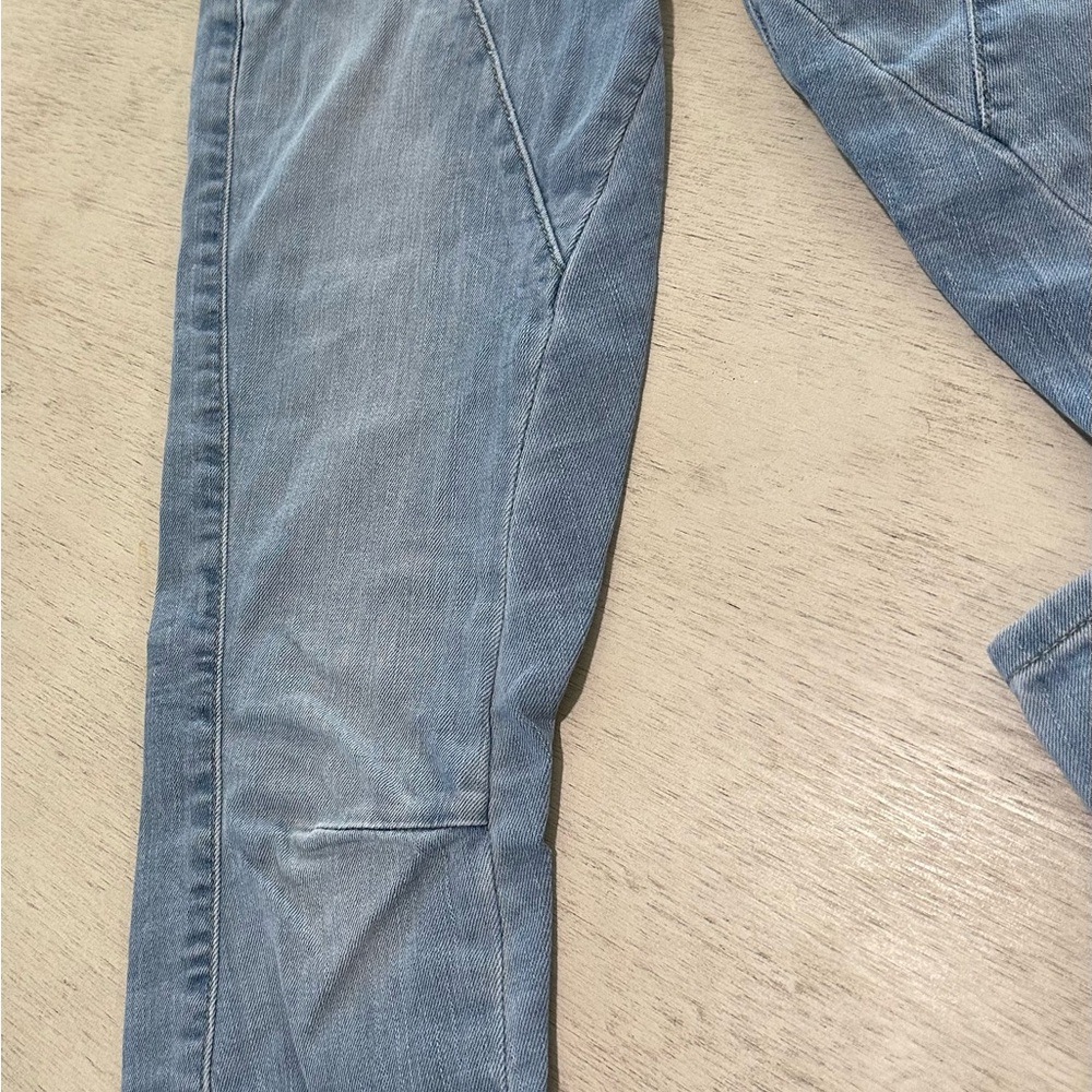 Guess Light Blue Skinny Jeans with Zipper Accents - Picture 5 of 10